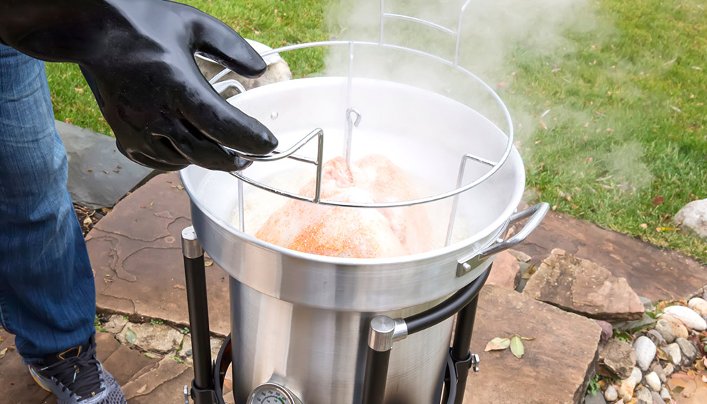 https://www.fmins.com/wp-content/uploads/2022/11/turkey-frying-safety.jpg