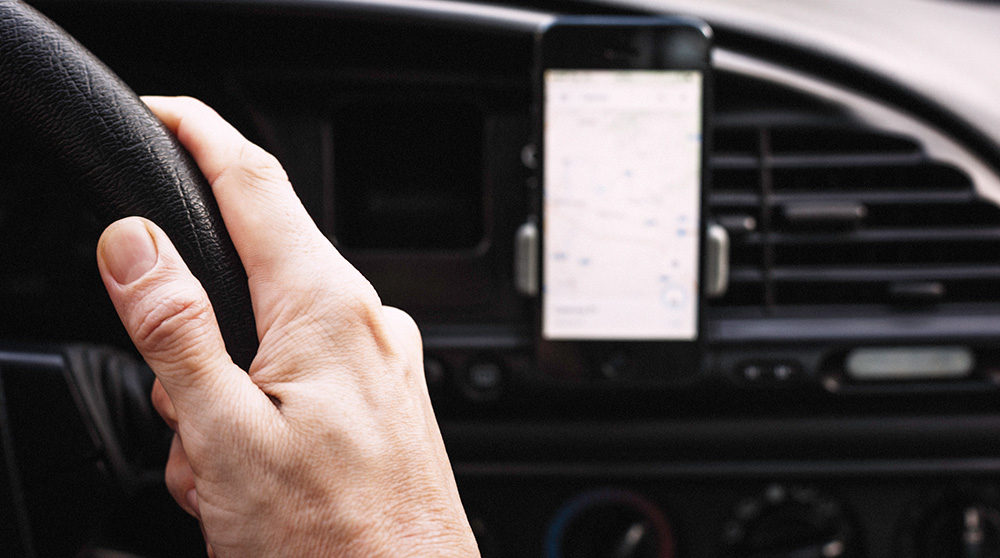 8 hands-free car tips for a safer drive.